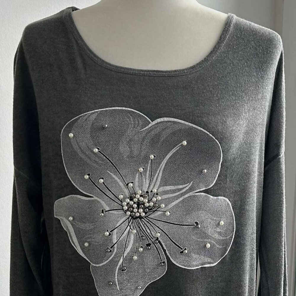 Bella Amore 🇮🇹 Charcoal Jersey Tunic with Beaded Flower & Split-Back – US XL